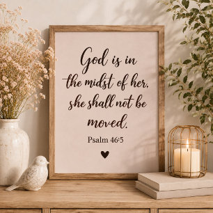 Gott ist inmitten ihres inspirierenden Posters Poster