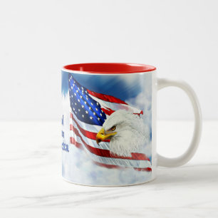 Gott segnen Amerika, Eagle u. Flagge im Himmel Zweifarbige Tasse