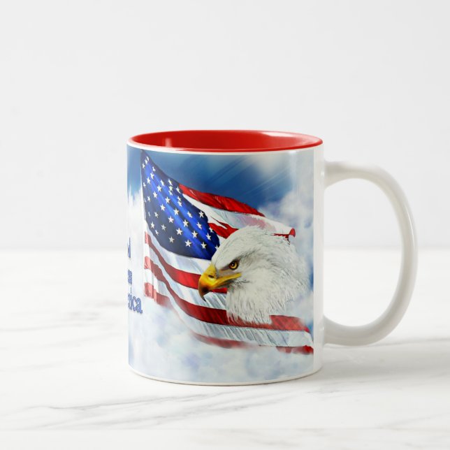 Gott segnen Amerika, Eagle u. Flagge im Himmel Zweifarbige Tasse (Rechts)
