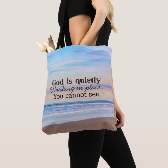 Gott wirkt christliche Typografie Biblisch (Von Nahem)