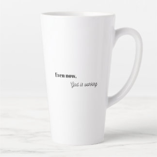 Gott wirkt christliches typografisches Design Tass Milchtasse