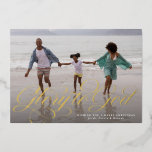 Gottesherrschaft religiöses ein Foto elegante Weih Folien Feiertagskarte<br><div class="desc">Ruhm Gott! Feiern Sie den Grund der Saison mit dieser religiösen Weihnachtskarte aus einem Foto. Der Christliche Gruß wird in einem klassischen Skript gegen einen Single horizontalen Foto angezeigt. Auf der Vorderseite ist Platz für einen Namen, ein Jahr und einen anderen benutzerdefinierten Text. Der Hinterer dieser Urlaubskarte hat einen grünen...</div>