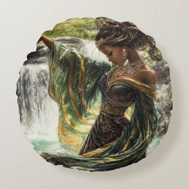 Göttin verzaubern durch magischen Wasserfall Rundes Kissen (Vorderseite)