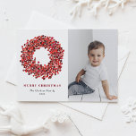 Gouache Red Winterberry Wreath Foto Weihnachten<br><div class="desc">Frohe Weihnachten | Senden Sie Ihre Urlaubswünsche mit dieser individuell gestaltbaren Weihnachtspostkarte an Freunde und Familie. Diese Weihnachtskarte des Fotos ist mit einem handgemalten goldfarbenen Winterbeerkranz ausgestattet. Personalisieren Sie diese klassische Weihnachts-Postkarte, indem Sie Ihre Details hinzufügen. Diese Weihnachtskarte für den Kranz gibt es auf dem anderen Karton. Matching-Elemente sind verfügbar....</div>