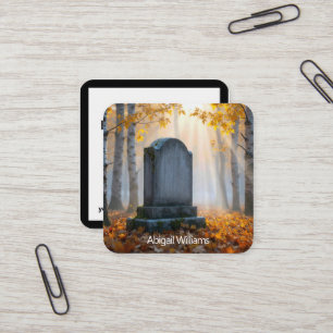Grabstein auf einem nebligen Herbstfriedhof Quadratische Visitenkarte