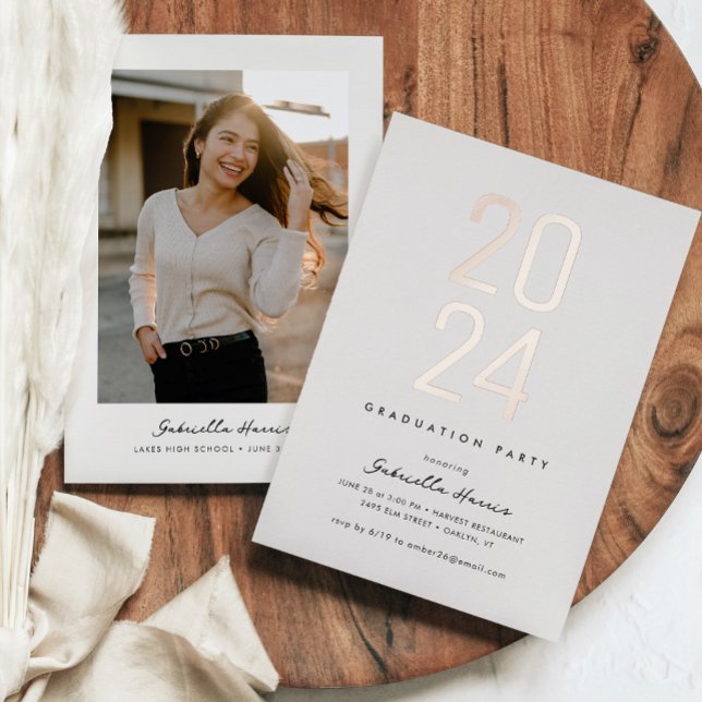 Grad 2024 | Rose Gold Foto Abschluss Folieneinladung (Gleaming Grad 2024 | Graduation Photo Announcement)