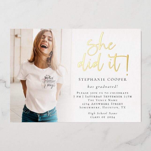 Grad 2025 Foto Sie tat es Abschluss Gold Folieneinladung (Vorderseite)