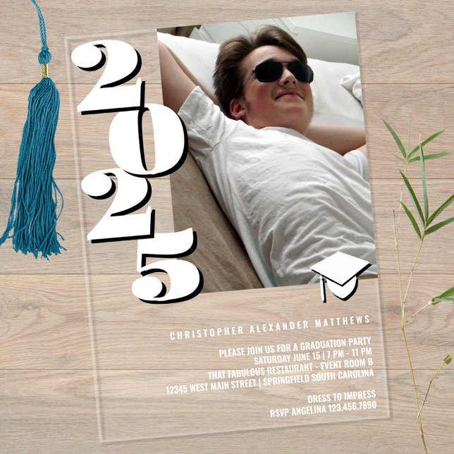 Grad 2025 Modernes Foto Cooles Party Weiß und Schw Acryleinladungen (Sleek clear acrylic highlights these graduation invitations in black and white)
