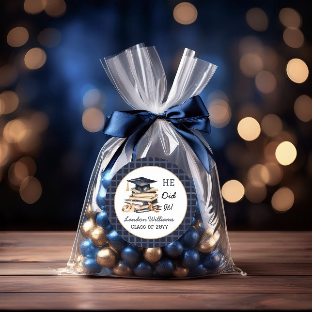 Grad Cap and Stack of Books Er tat es Runder Aufkleber ("HE Did It!" Grad Cap and Stack of Books Graduate Name and Class Year Graduation Round Sticker)