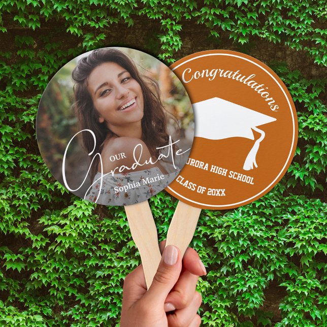 Grad Cap Modernes Graduate Foto Burnt Orange Fächer (Keep cool on graduation day or at your party with these photo double-sided hand fans.)