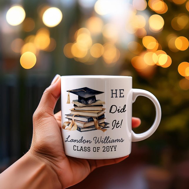 Grad Cap und Books Abschluss, er tat es Kaffeetasse ("HE Did It!"  Grad Cap and Books Name and Class Year Graduation Keepsake Coffee Mug)