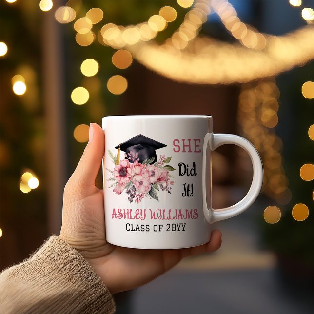 Grad Cap und Pink Florals sie es getan Kaffeetasse ("SHE Did It!" Pink Floral Bouquet and Grad Cap Name and Class Year Graduation Keepsake Coffee Mug)