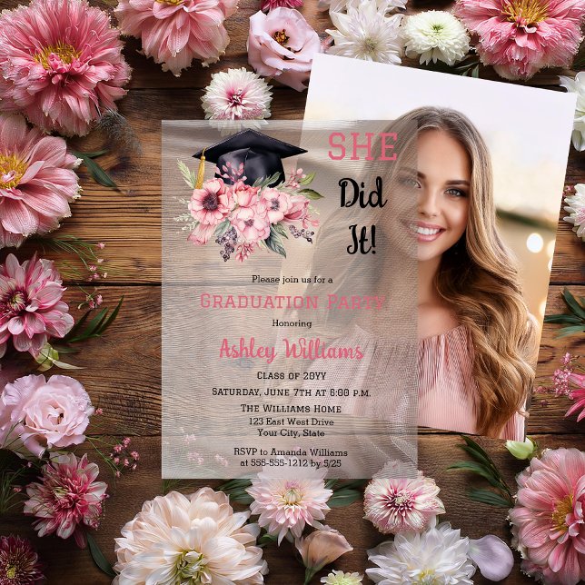 Grad Cap und rosa Blüte Sie tat es Grand Party (Grad Cap and Pink Floral Swag Bouquet "SHE Did It!" Graduation Party Vellum Invitation)