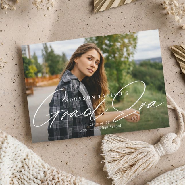 Grad Era Script Minimal Elegant Graduation Photo Ankündigung (Grad Era Script Minimal Elegant Graduation Photo Announcement)