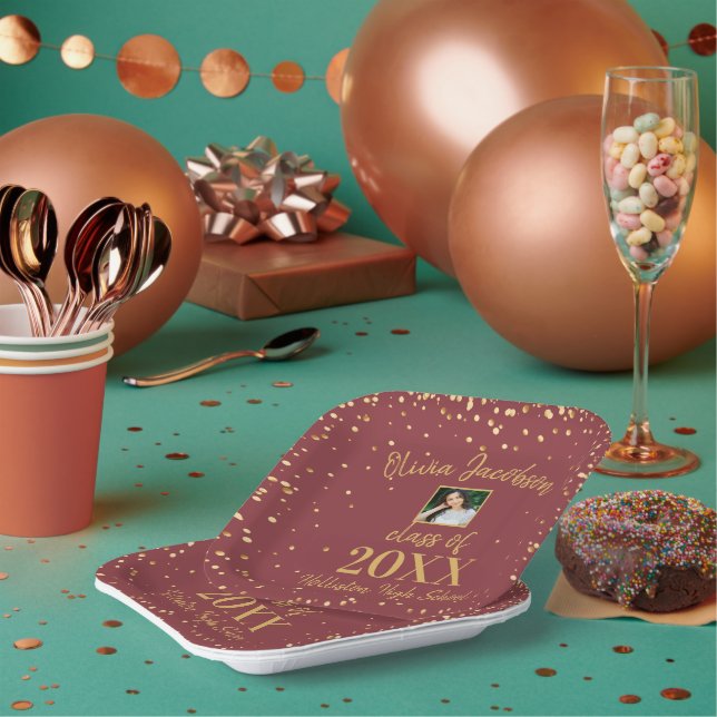Grad Foto Gold Confetti Burgundy Graduation Party Pappteller (Multi)