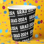 Grad Jahr 2024 Studienbezeichnung Schwarz-weiß Pappbecher<br><div class="desc">Abschluss Papier Becher mit dem Text "GRAD" und Ihr Jahr in einer Uni Sport-Schriftart mit dem Graduiertennamen unten. Weißer Text auf schwarzem oder benutzerdefiniertem Hintergrund.</div>