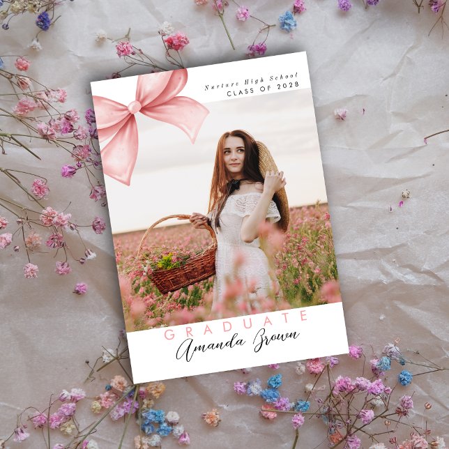 Grad Party 2025 Pink Bow Coquette Elegant Trendy Einladung (Von Creator hochgeladen)