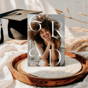 Grad-Stackter Letters Typografy Abschluss Einladung