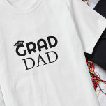 Grad-Vater T-Shirt<br><div class="desc">Der perfekte T - Shirt für alle stolzen Graduiertenväter da draußen! Unser "Grad Vater" T - Shirt ist eine stilvolle und trendige Art, Ihre Unterstützung für Ihre Klasse von 2025 Absolventen zu zeigen. Das Shirt enthält die Worte "Grad Vater" in fett und auffällig, sodass jeder seinen Stolz aus der Ferne...</div>