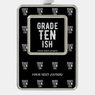GRADE TEN ISH COOL 10. FUNNY NIEDLICH WHITE TEXT Rahmen-Ornament SILBER