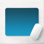 Gradient Blau - hell bis tief | Stimmungshintergru Mousepad<br><div class="desc">Ein sanfter blauer Farbverlauf von hell bis tief schafft eine ruhige, moderne Atmosphäre. Perfekt als minimalistisches Design für sich allein oder als voll anpassbarer Hintergrund für Einladungen, Karten, Poster und mehr. Verwenden Sie es als dezente Basis für Ihre Ideen, Fotos oder persönlichen Nachrichten – vielseitig, zeitlos und leicht zu gestalten....</div>