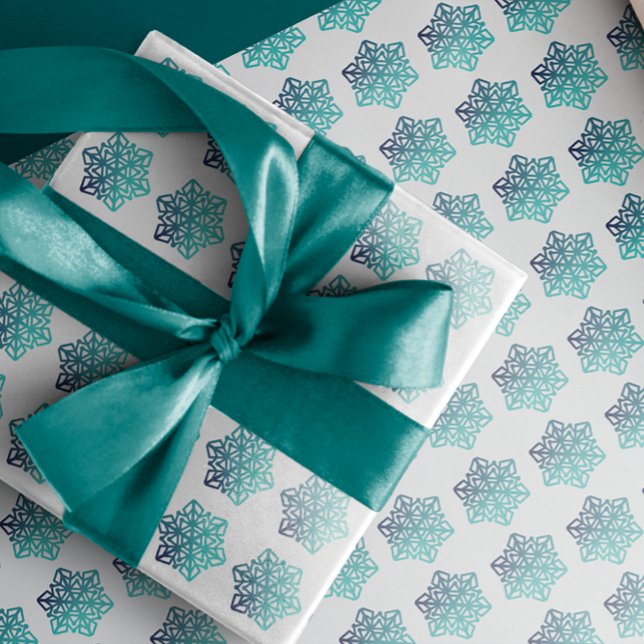 Gradient Blue Green, Navy Snowflakes Wrapping Pape Geschenkpapier (Von Creator hochgeladen)