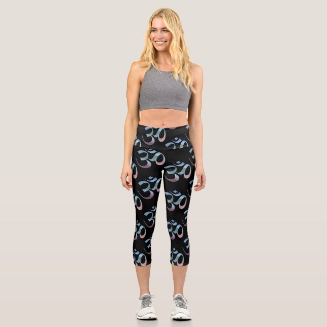 Gradient Om auf schwarzem Hintergrund verteilt Capri Leggings (Vorderseite)