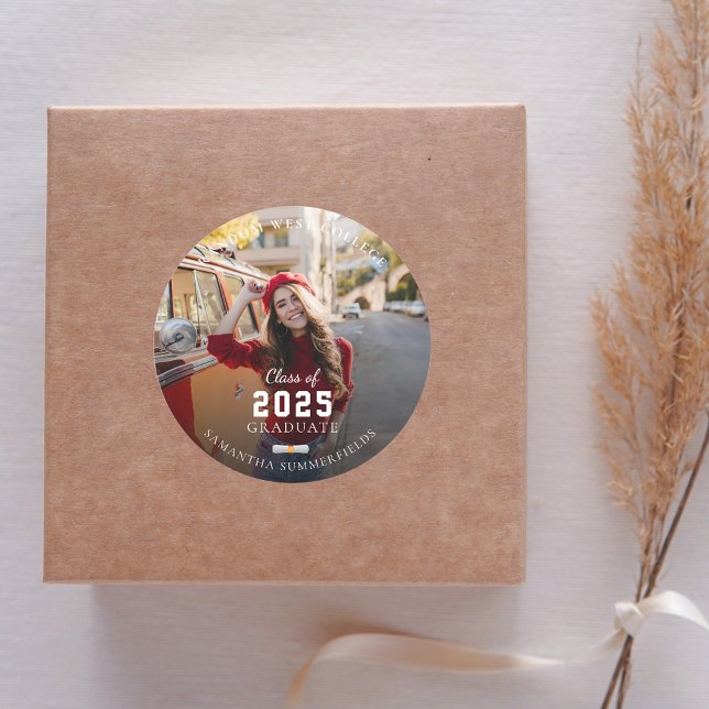 Graduate 2025 Red Foto Graduation Party Runder Aufkleber (Graduation 2025 Photo Red and White Round Sticker)