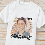 Graduate 20XX Moderner Grunge Foto Abschluss T-Shirt<br><div class="desc">Dieses einfache und moderne Design besteht aus serifenloser Typografie. Fügen Sie das benutzerdefinierte Foto des Absolventen hinzu.</div>