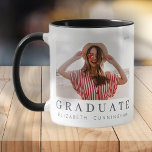 Graduate 20XX Modernes, Cooles, einfaches Minimali Tasse<br><div class="desc">Dieses einfache und moderne Design besteht aus Serifentypografie. "GRADUATE" auf einem Farbblock.</div>