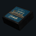 Graduate - Black & Gold - Anpassen Erinnerungskiste<br><div class="desc">Graduate Geschenkboxen bereit für Sie zu personalisieren. Auch die Hintergrundfarbe kann geändert werden. ✔ HINWEIS: ÄNDERN SIE NUR DIE VORLAGEBEREICHE, DIE SIE BENÖTIGEN! 😀 Sie können den Text bei Bedarf entfernen und neu hinzufügen, was immer Sie möchten und welchen Schriftart Sie möchten. 📌 Wenn Sie weitere Anpassungen benötigen, klicken Sie...</div>