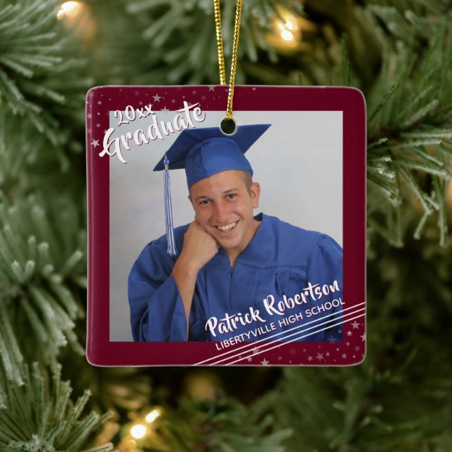 Graduate Burgundy Maroon Brush Script Stars Foto Keramikornament (Baum)