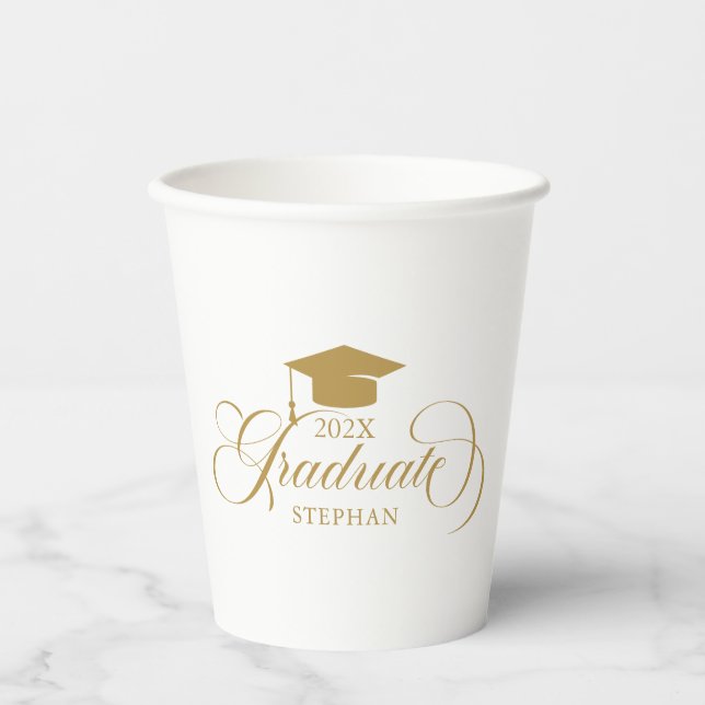 Graduate Elegant Gold Script Typografie Pappbecher (Vorderseite)