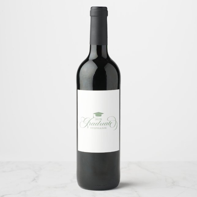 Graduate Elegant White Green Script Typografie Weinetikett (Vorderseite)