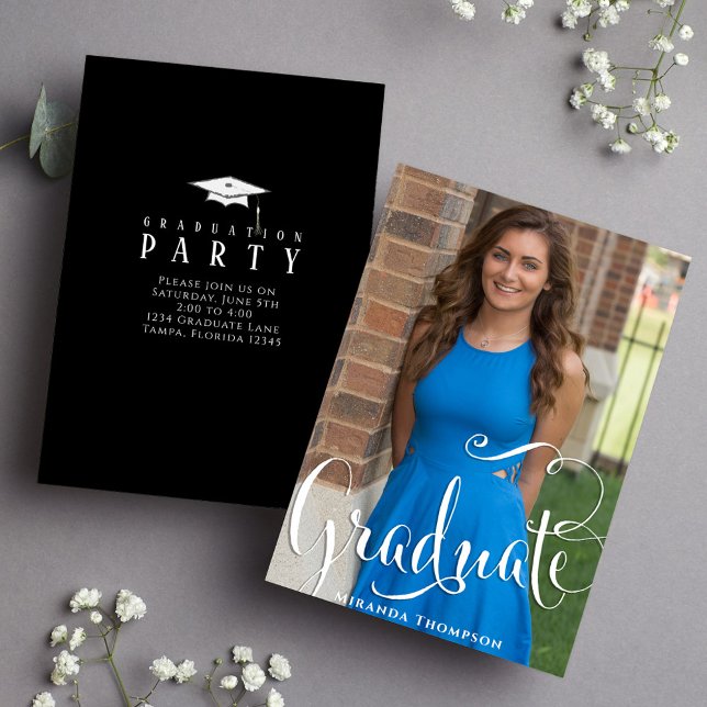 Graduate Elegante Typografie Foto Template Script Ankündigung (Graduation "graduate" typography photo announcement. )