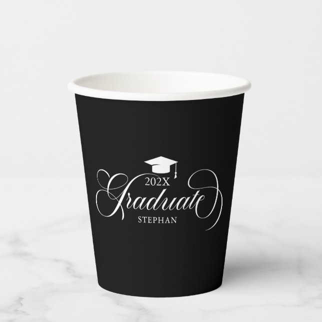 Graduate EleganWhite Black Script Typografie Pappbecher (Vorderseite)