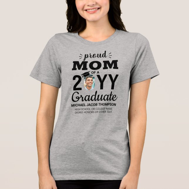 Graduate Foto Abschluss Class Jahr Proud Mama Tri-Blend Shirt (Vorderseite)