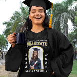 Graduate Foto Abschluss Herzlichen Glückwunsch T-Shirt<br><div class="desc">Graduate Foto Abschluss Herzlichen Glückwunsch Custom T - Shirt ist großartig zu tragen und überraschen den Absolvent. Es ist ein nettes Geschenk von Familienmitgliedern, Freunden und Mitarbeitern an den Absolventen. Ersetzen Sie durch Ihre Informationen und Foto. Der Absolvent wird stolz darauf sein, geschlossen und anerkannt zu werden. Wunderbar für Graduiertenfeiern...</div>