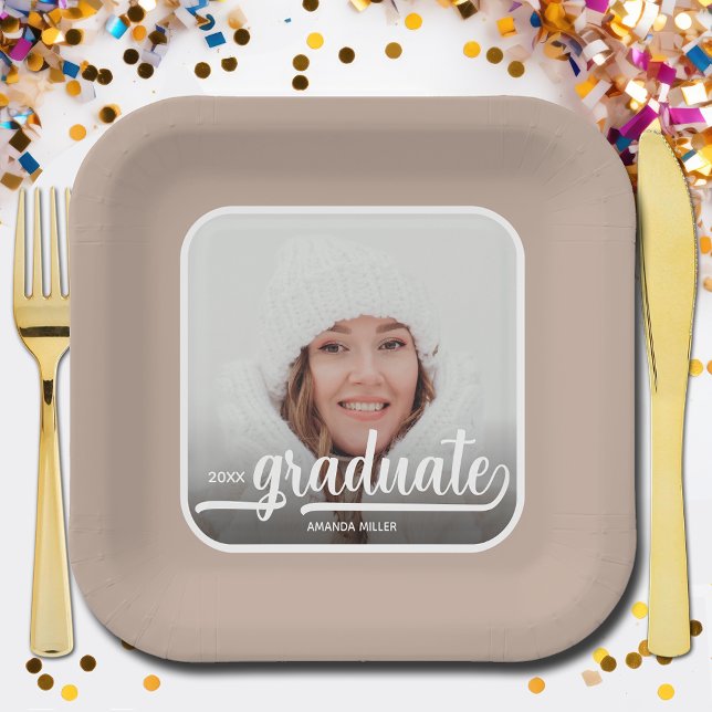 Graduate Foto Bold Script Taupe Abschluss Pappteller (Photo graduation taupe beige square paper plates)