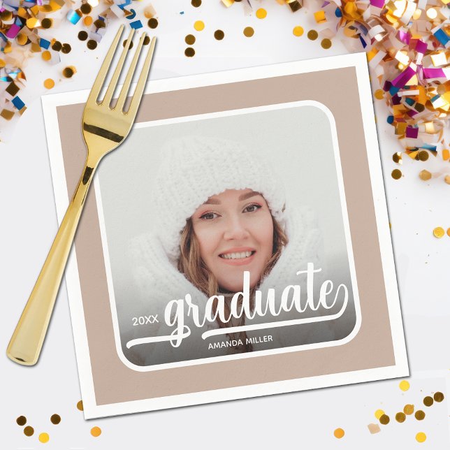 Graduate Foto Bold Script Taupe Serviette (Your photo, name, class year and "Graduate" in a cool script on taupe background party napkins)