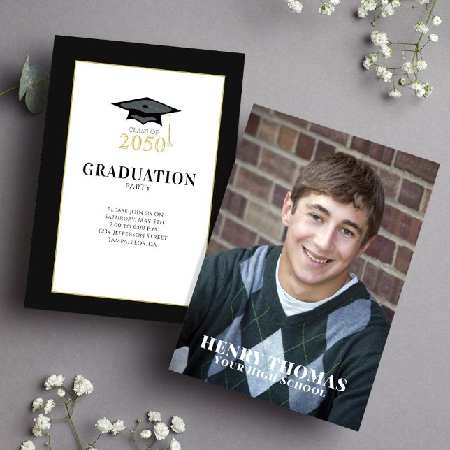 Graduate Foto Einfach Minimalistischer klassischer Einladung (Graduation photo invitation with classic black and gold mortarboard. )