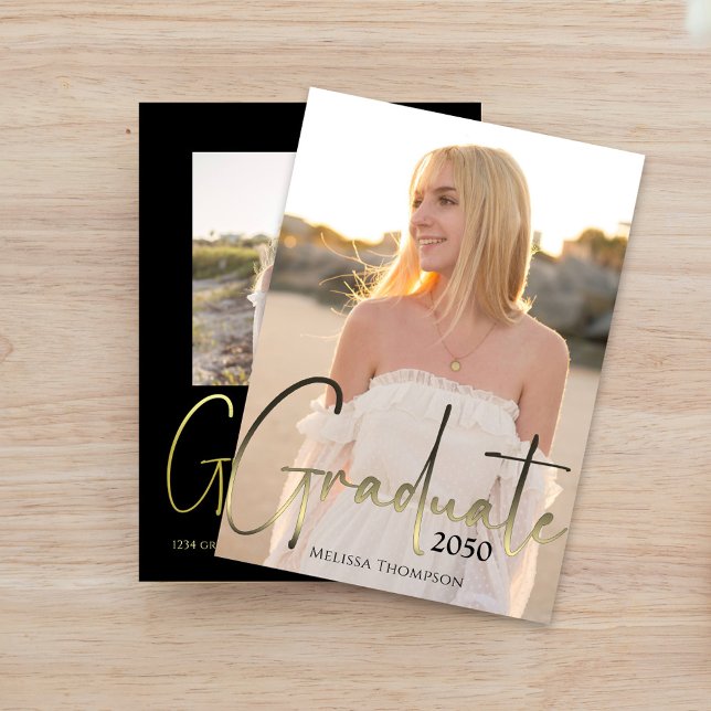 Graduate Foto Elegante Typografie Einfache Gold Ankündigung (Modern graduation photo card featuring simple script typography and clean layout design.)