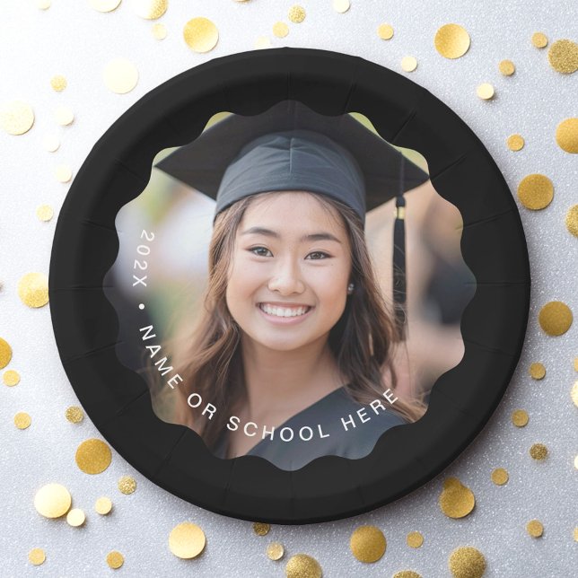 Graduate Foto Name Black Wavy Rorder Abschluss Pappteller (Graduate photo name black wavy border graduation paper plates)