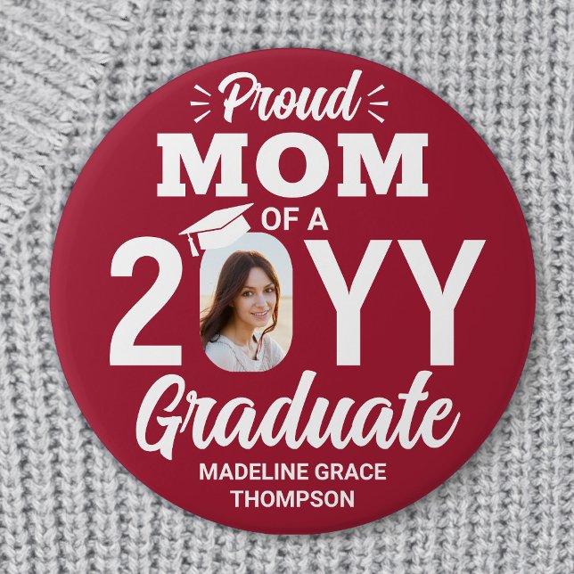 Graduate Foto Proud Mama Moderne Rot und Weiß Button (Von Creator hochgeladen)