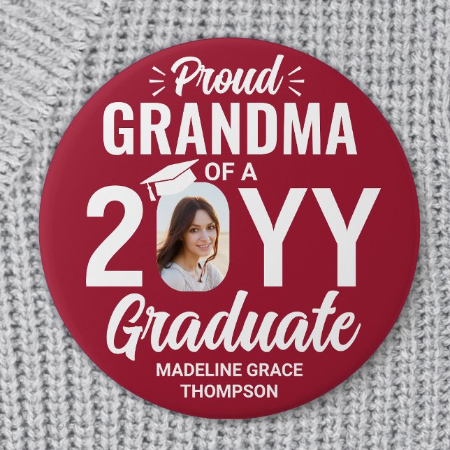 Graduate Foto Proud Oma Moderne Rot und Weiß Button (Von Creator hochgeladen)