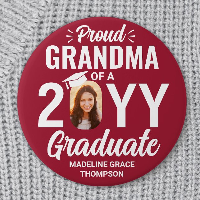 Graduate Foto Proud Oma Moderne Rot und Weiß Button (Von Creator hochgeladen)