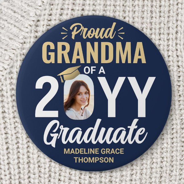 Graduate Foto Proud Oma Navy Blue und Gold Button (Von Creator hochgeladen)
