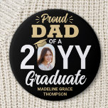 Graduate Foto Proud Vater Elegante Schwarz und Gol Button<br><div class="desc">Zeigen Sie Ihre Freude für den Absolvent mit einem stilvollen Foto "Proud Vater" runden Abschluss-Button. Das Bild und der Text auf dieser Vorlage sind einfach zu personalisieren, und alle Texte, Farben und Schriftart können mit dem Zazzle Design Tool geändert werden. (IMAGE PLACEMENT TIP: Eine einfache Möglichkeit, ein Foto genau so...</div>