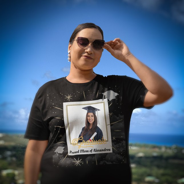 Graduate Foto Schließ Proud Mama Personalisieren Große Größe T-Shirt ( Graduate Photo Graduating Proud Mom Dad Person Plus Size T-Shirt for Mom to wear when out and about)