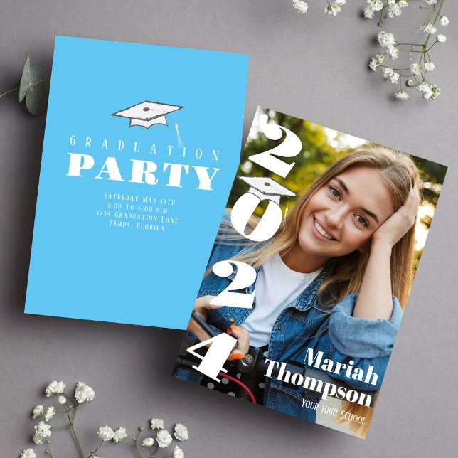Graduate Foto Template Class of 2024 typography Einladung (Graduation photo invitation announcement with Carolina blue background. )